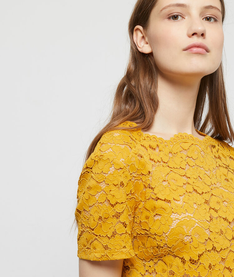 Top en dentelle florale curry.