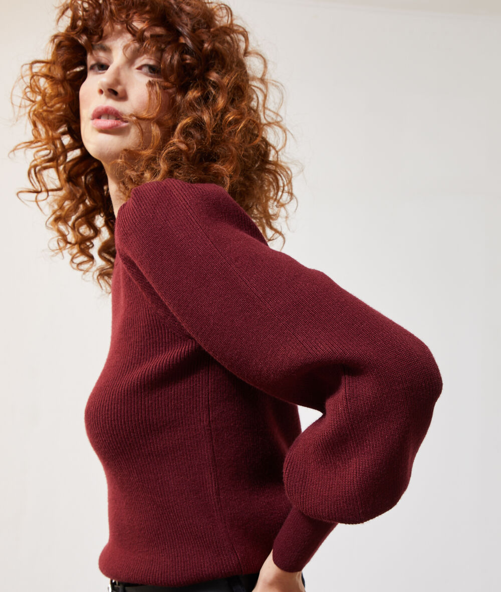 Pull côtelé bordeaux.