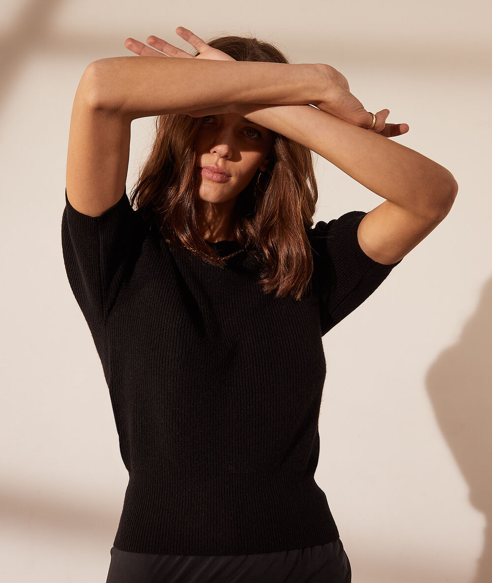 Pull en maille, manches ballon noir.