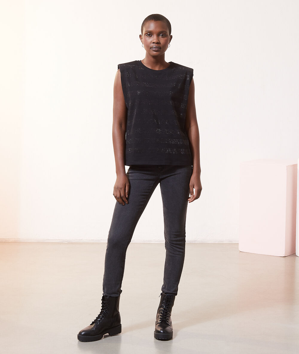 Top épaulettes avec strass noir.