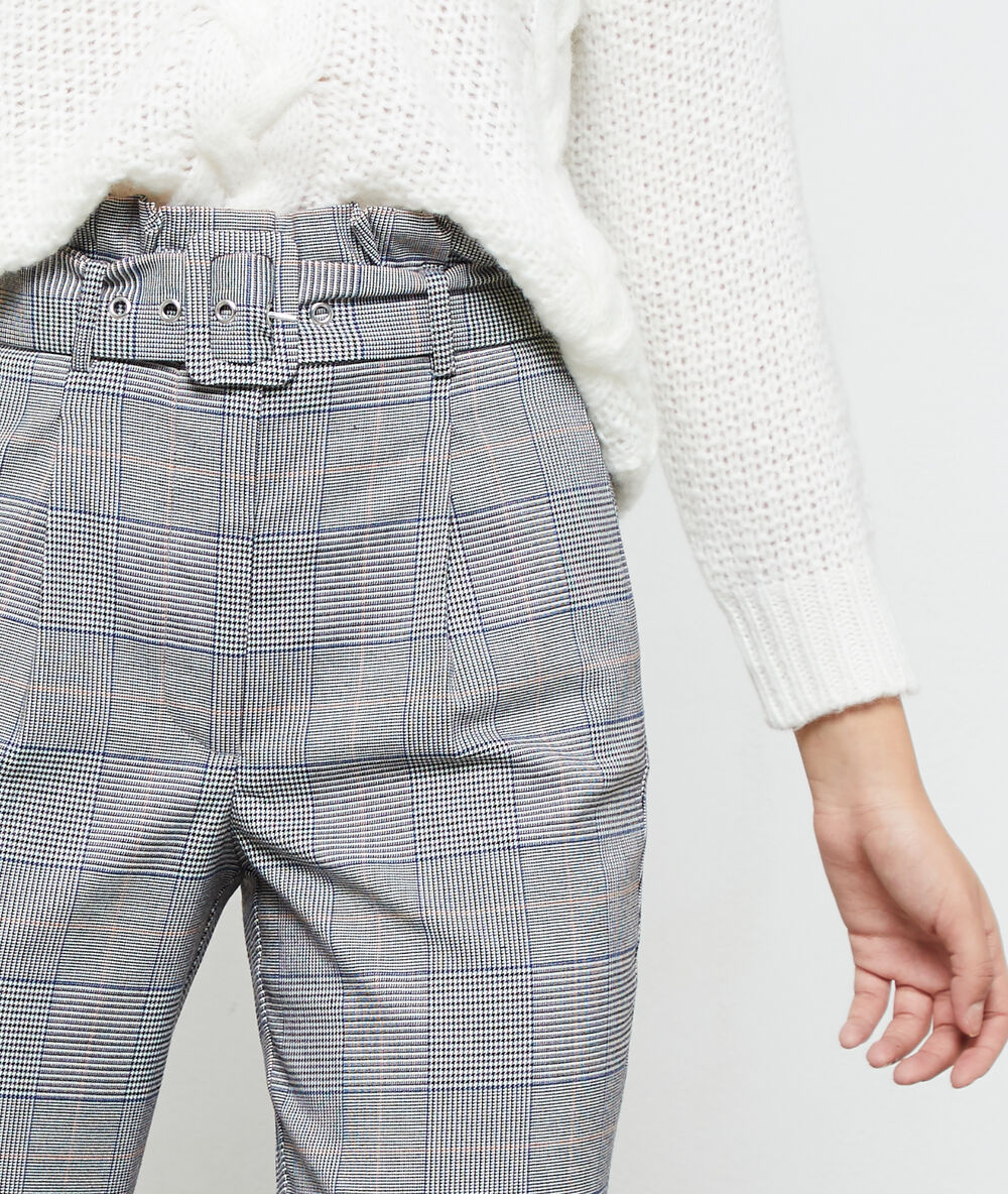 Pantalon carotte avec ceinture noir.