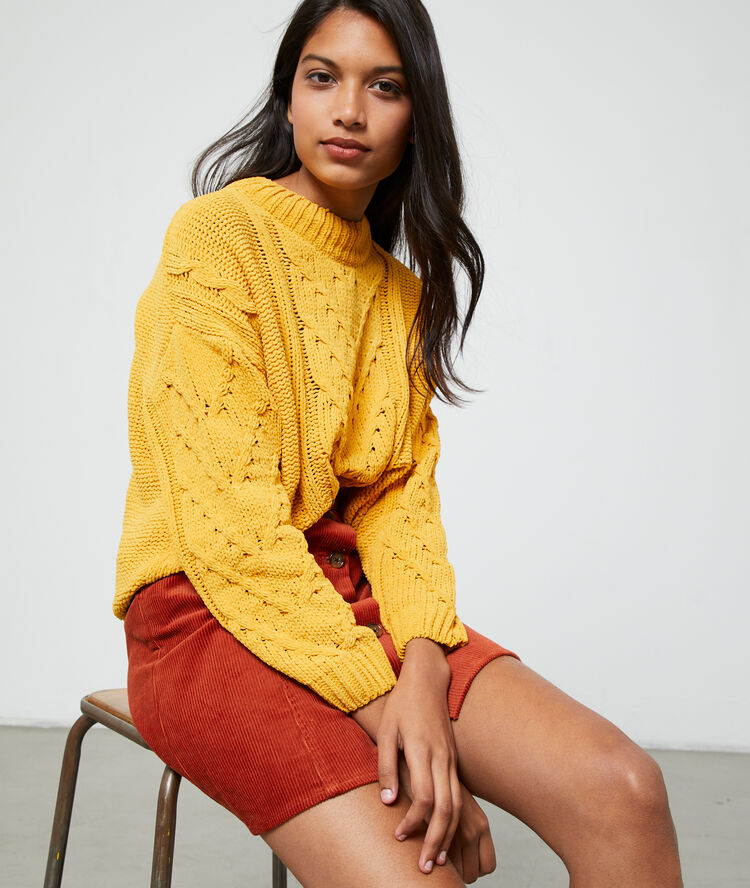 Pull torsadé en grosse maille ocre.