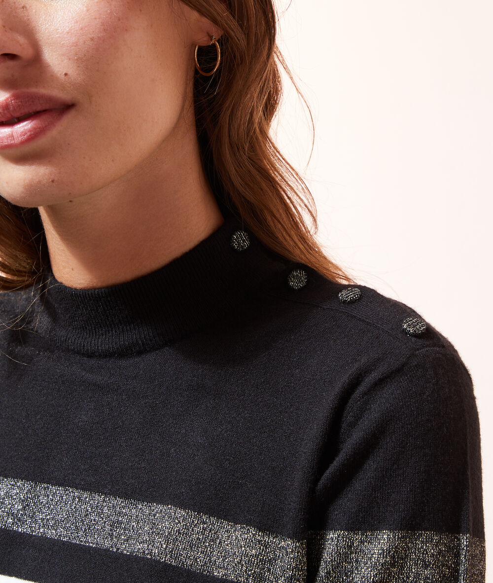 Pull rayé en maille fine noir.