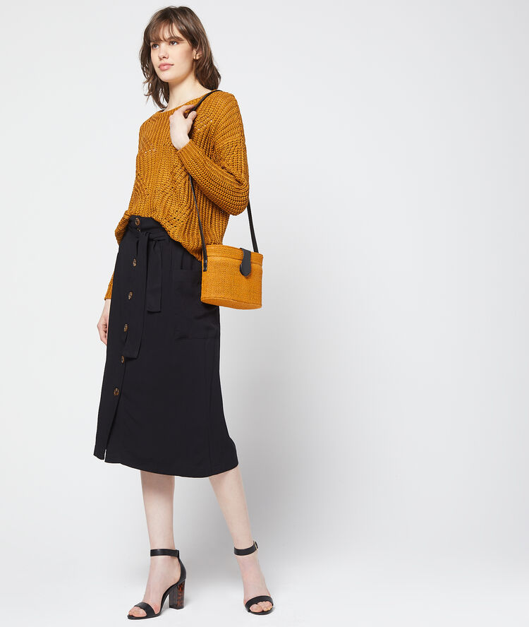 Pull en grosse maille moutarde.