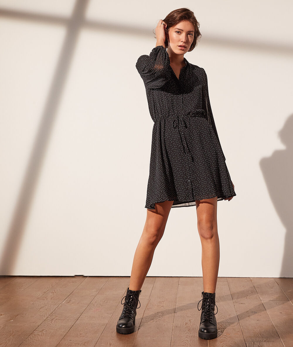 Robe chemise fluide imprimée noir.