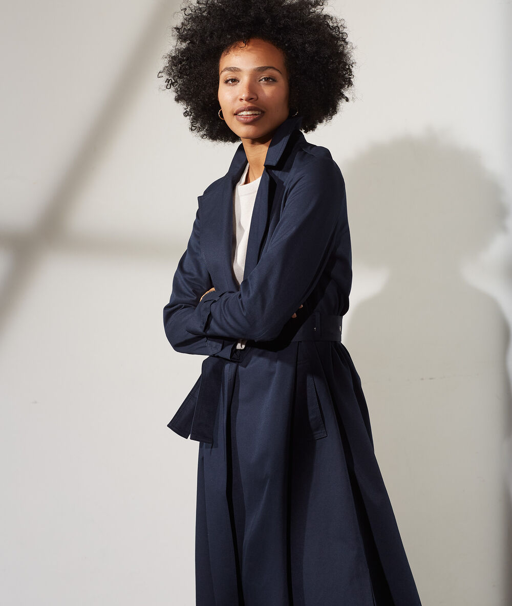 Trench avec ceinture bleu marine.