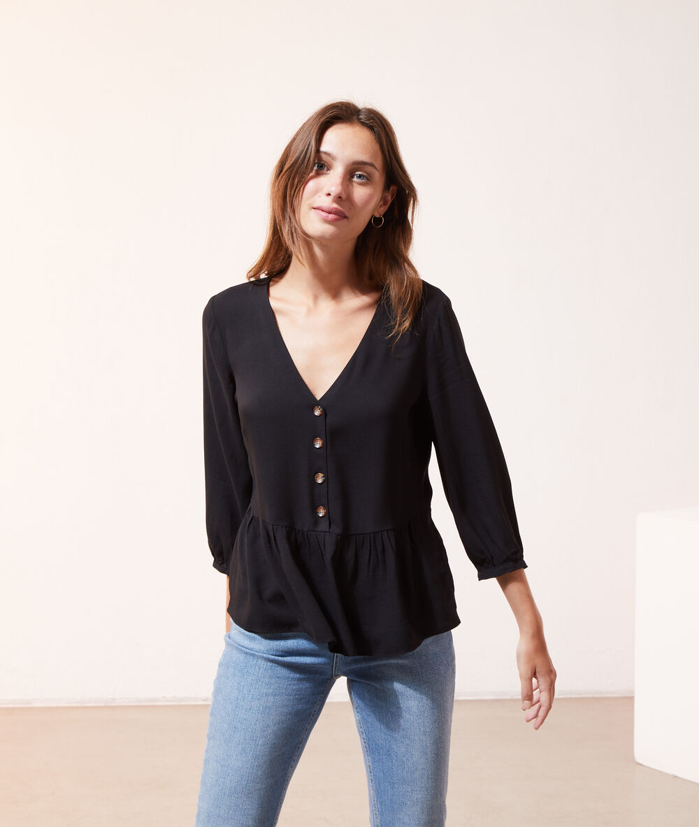 Blouse volantée à boutons noir.