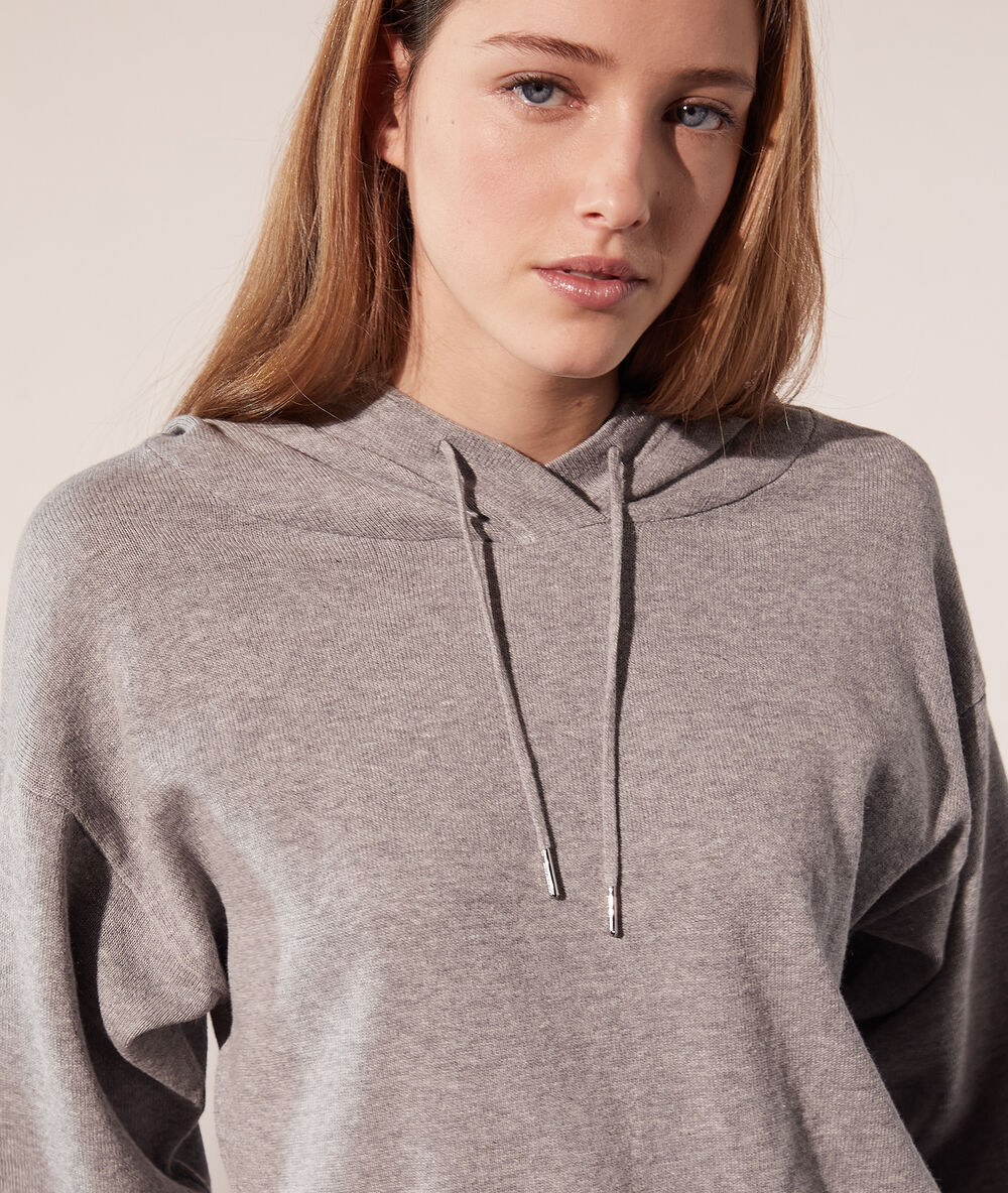 Sweat à capuche en maille gris chine.