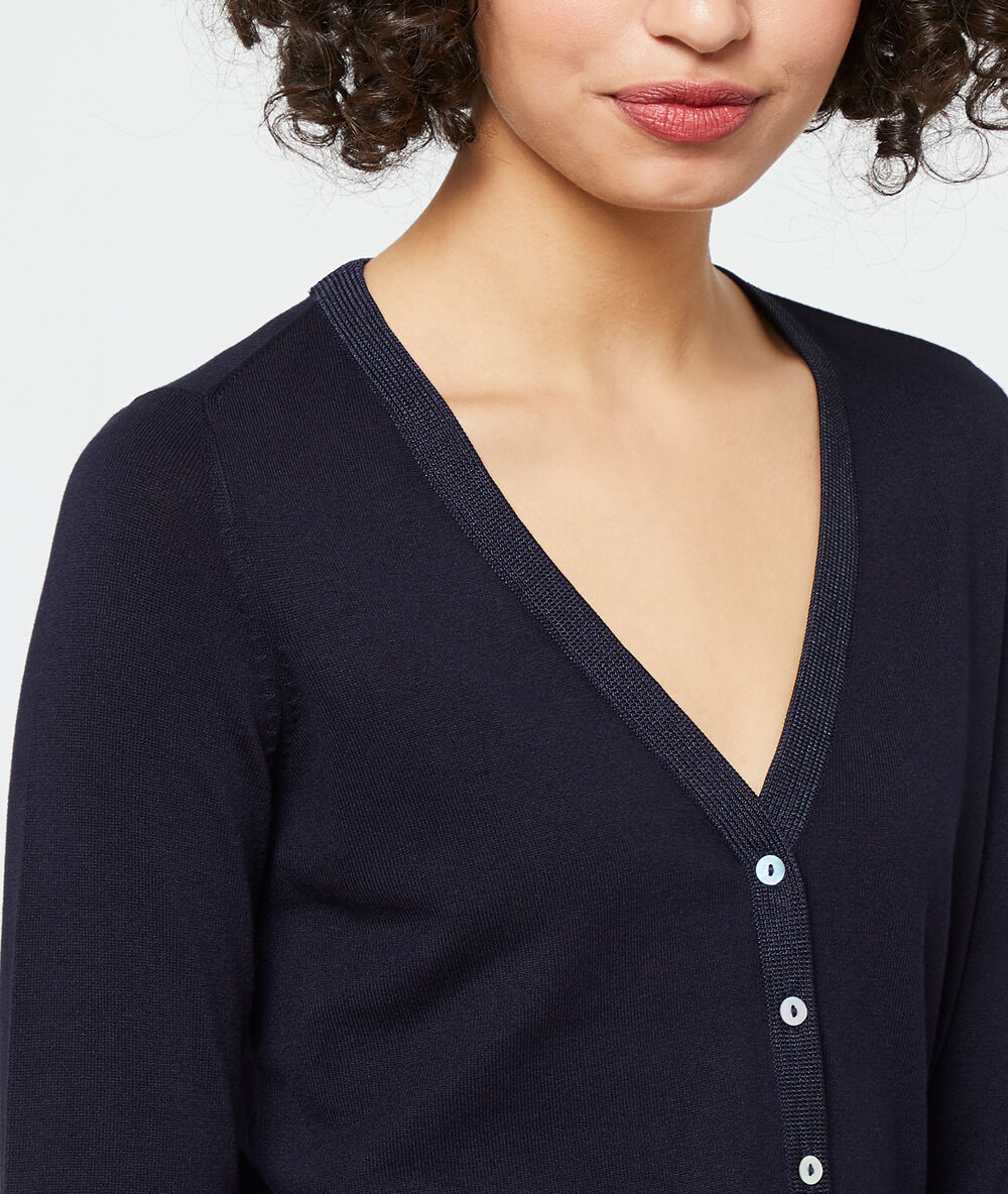 Cardigan en maille fine marine.