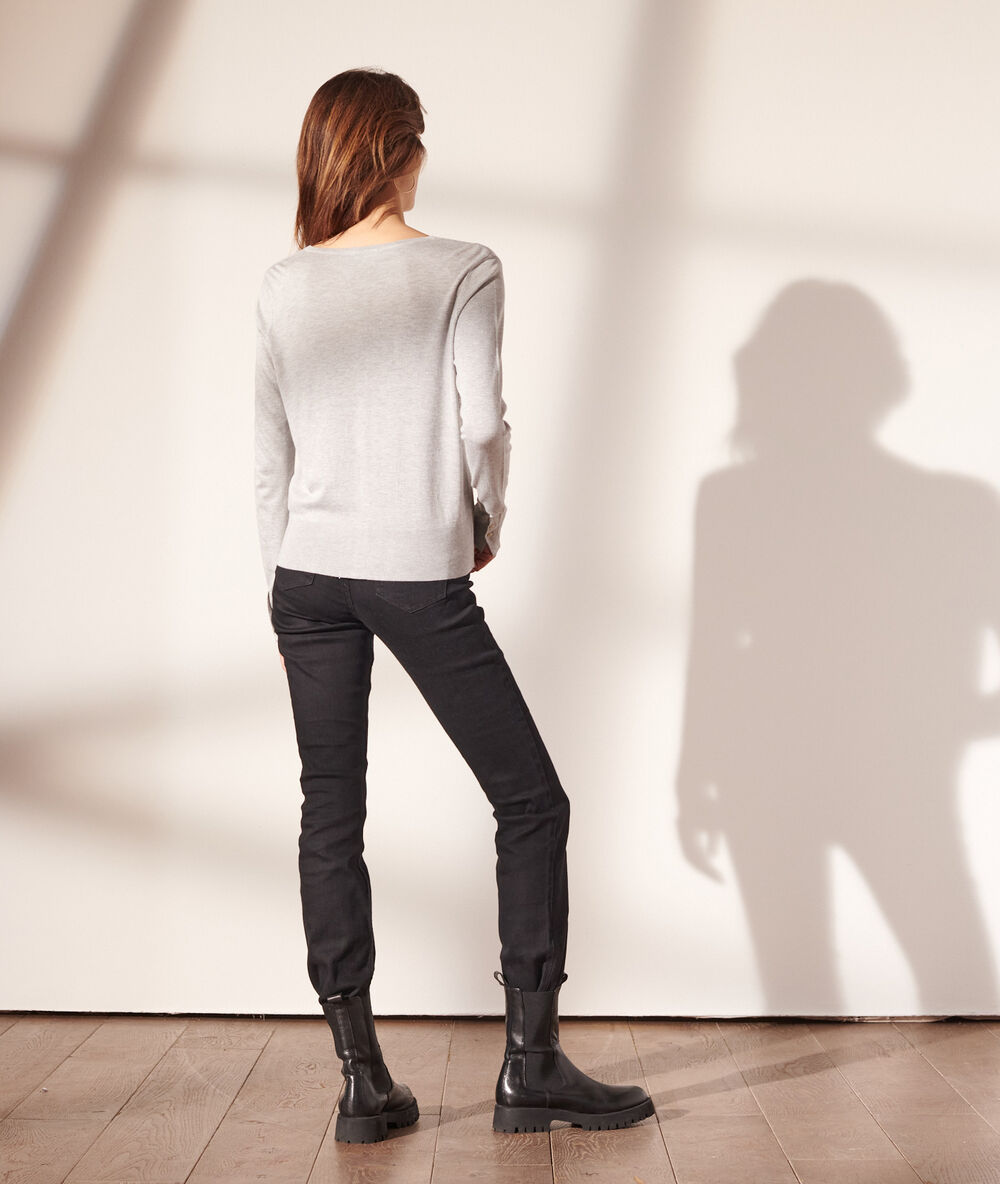 Gilet en maille fine gris chine clair.