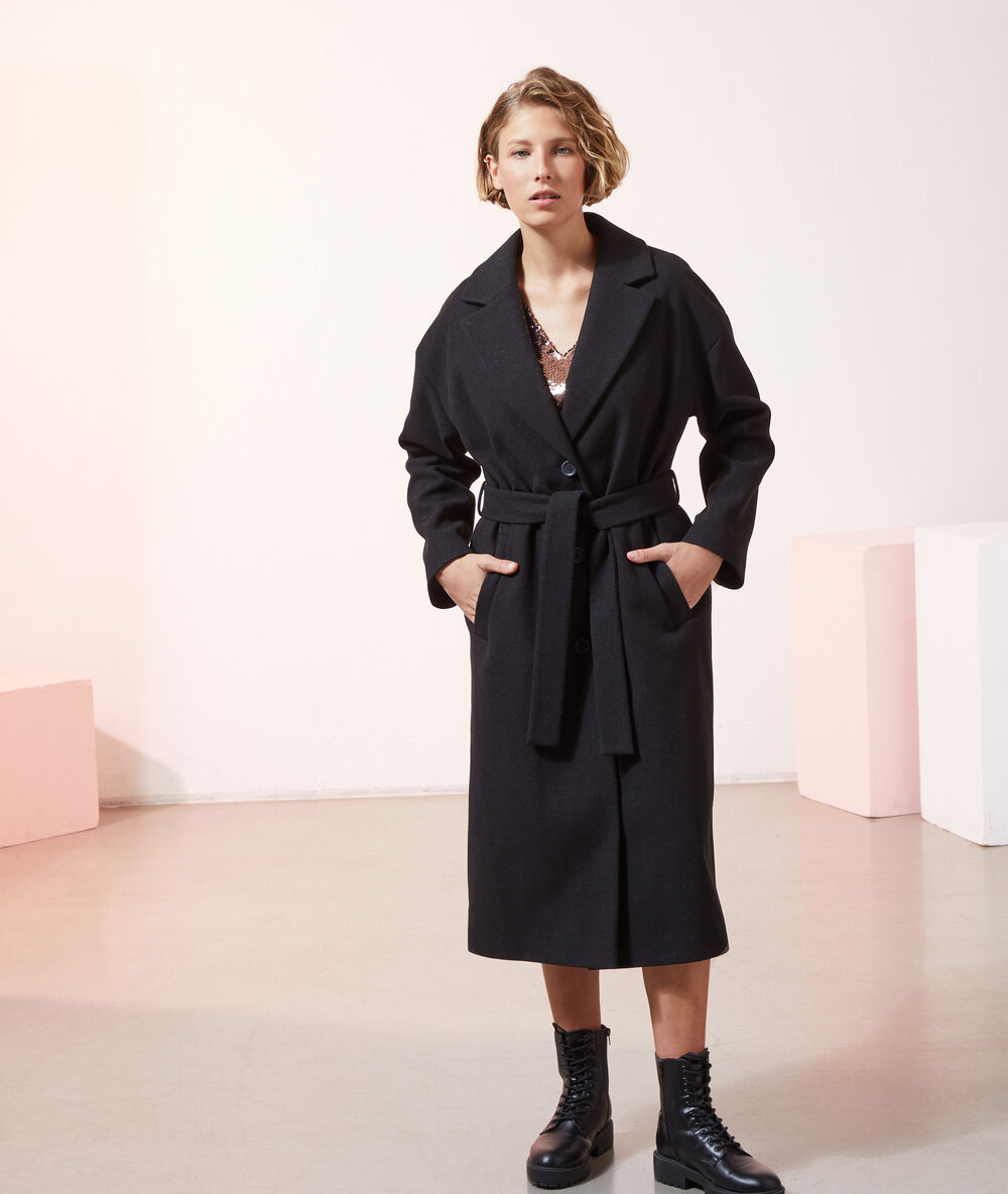 Manteau droit avec ceinture noir.