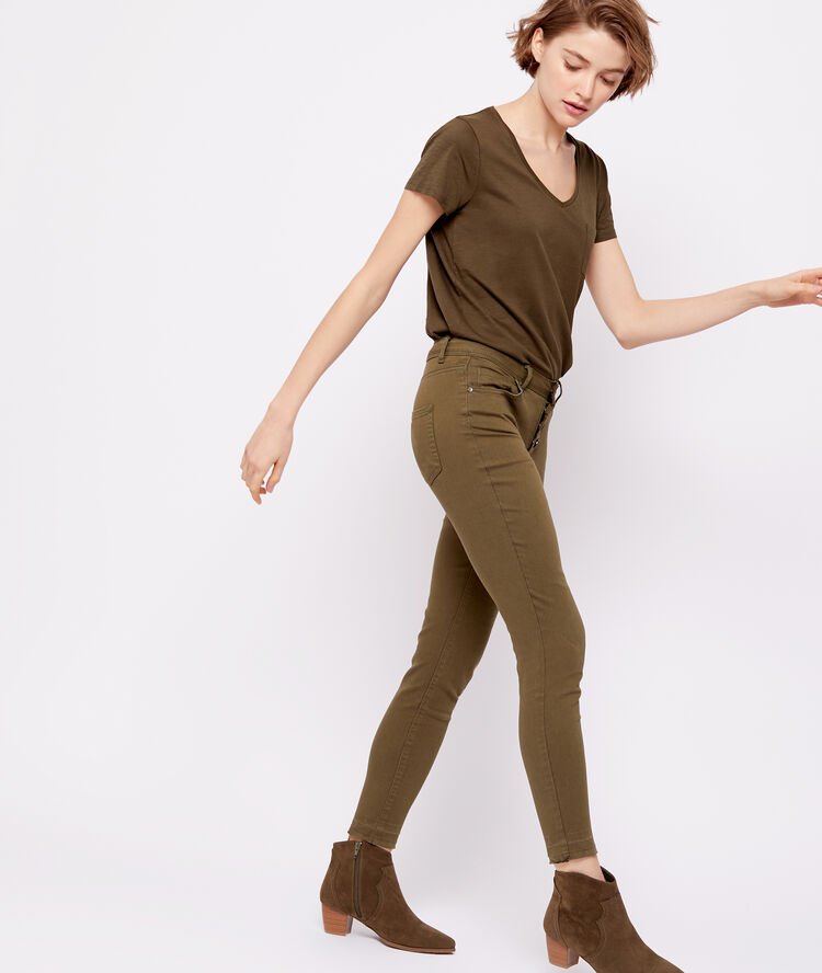 Pantalon slim boutonné kaki.