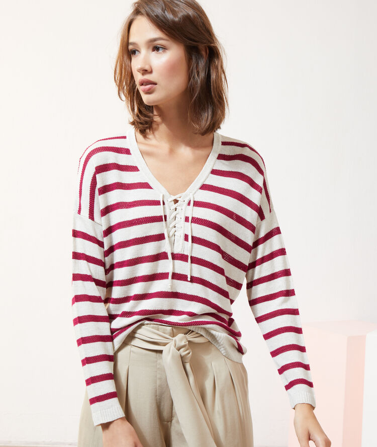 Pull rayé à laçage framboise.