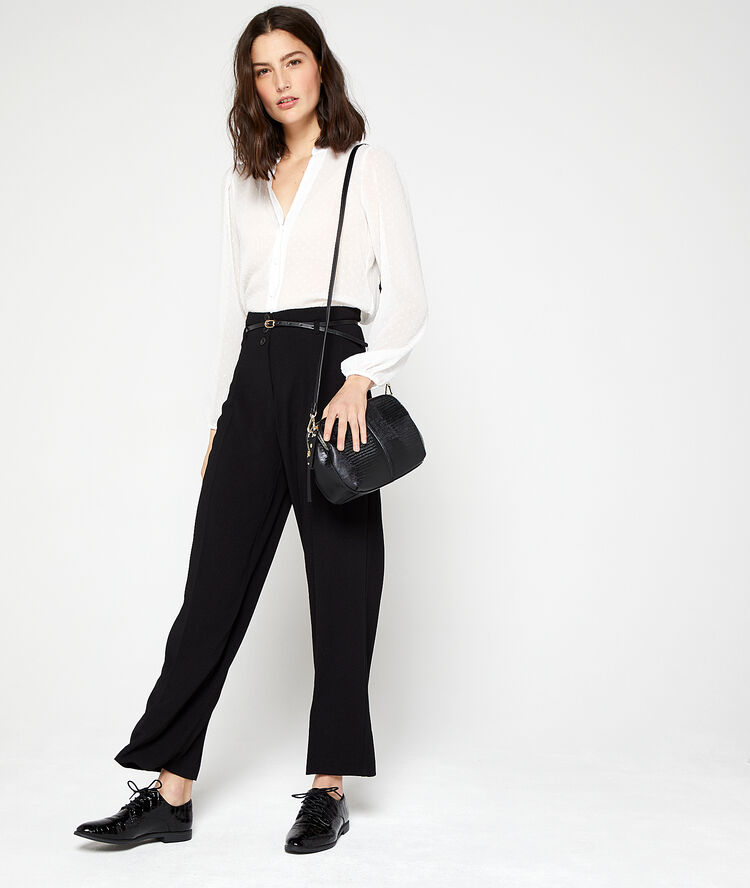 Blouse en plumetis ecru.