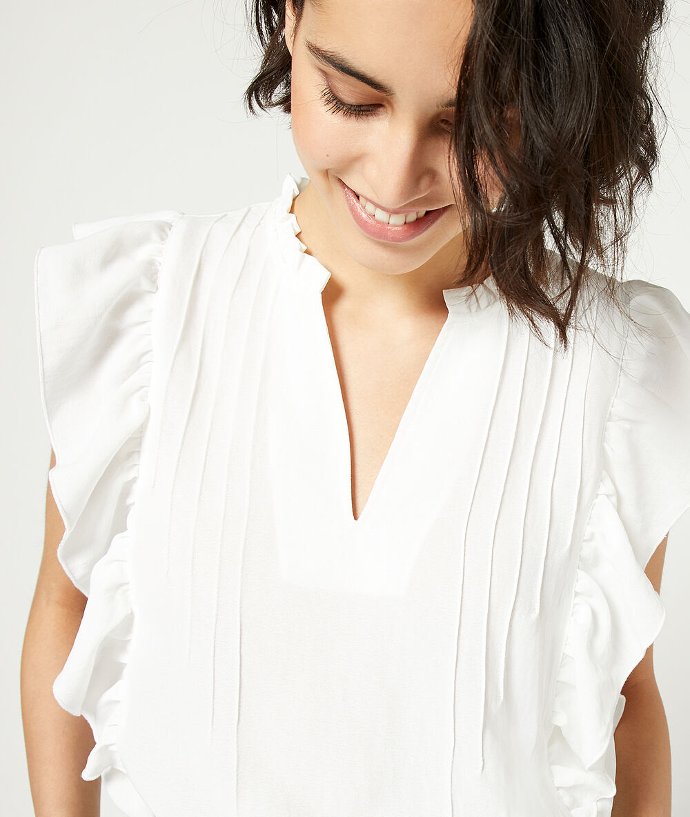 Blouse à volants ecru.