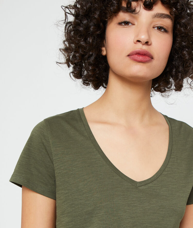 T-shirt col v kaki clair.
