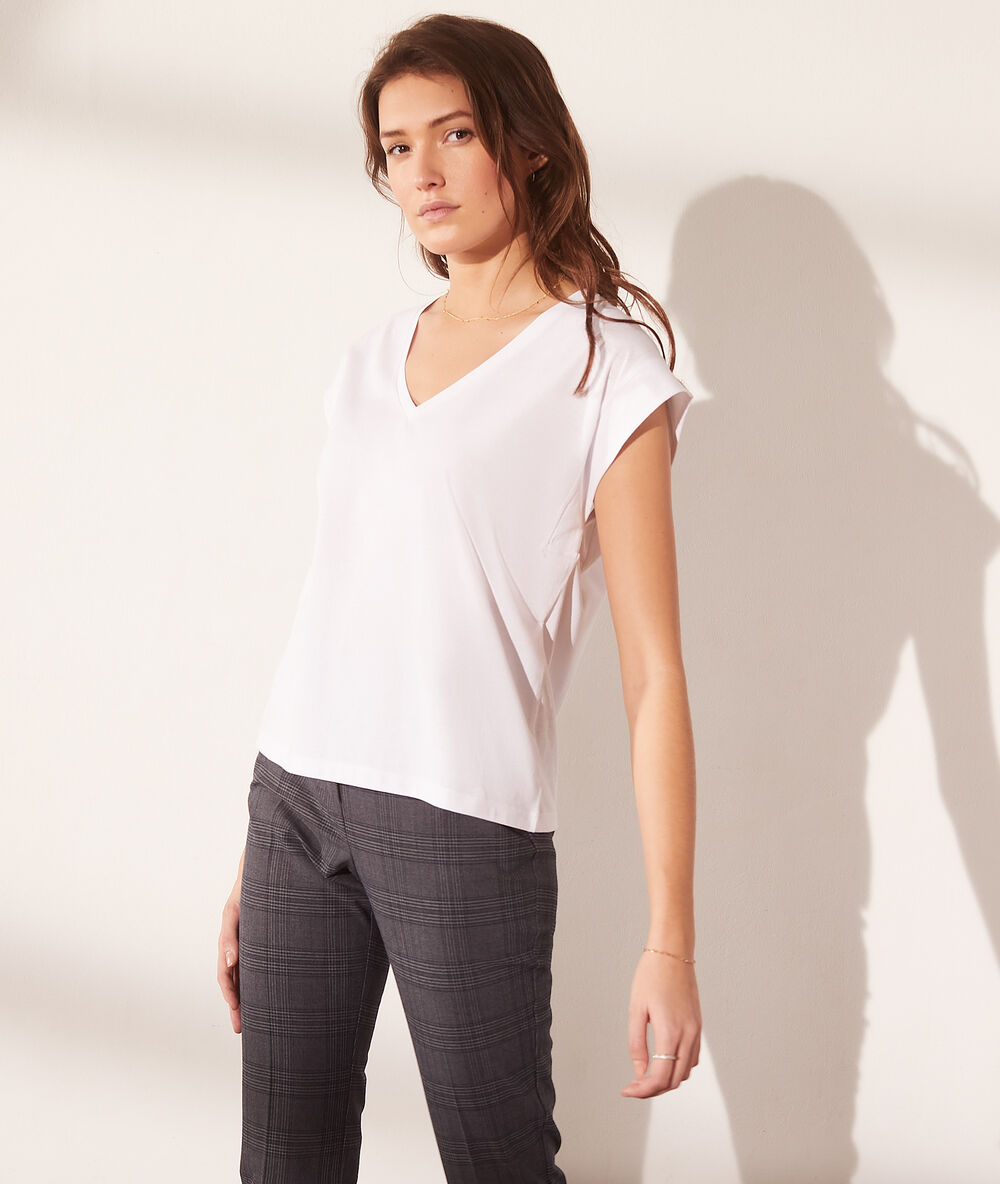 T-shirt col v blanc.