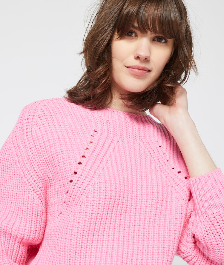 Pull en grosse maille rose pale.