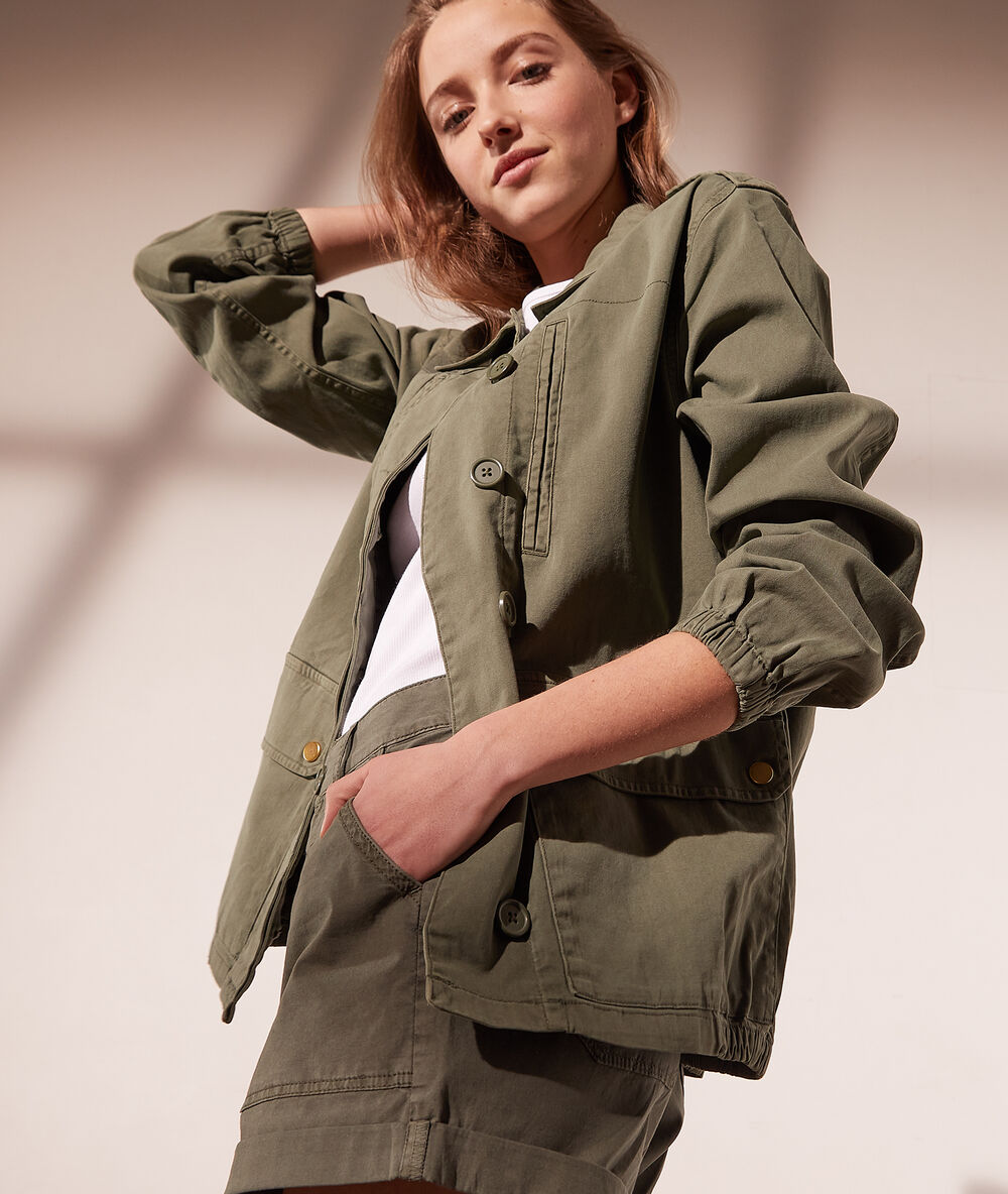 Veste cargo kaki fonce.