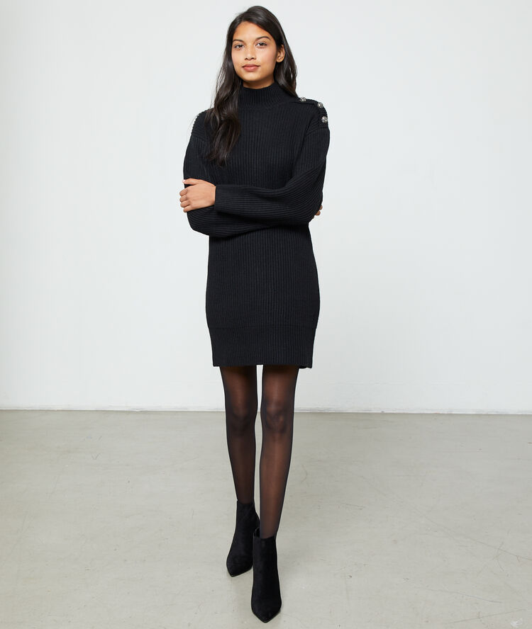 Robe pull col roulé noir.