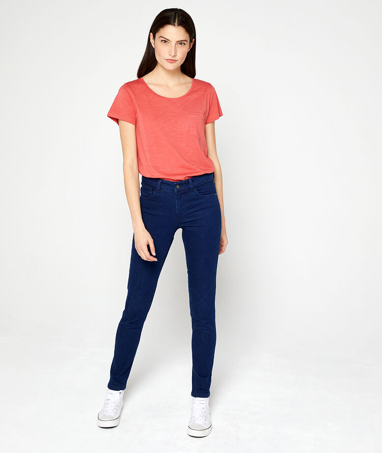 T-shirt col rond framboise.