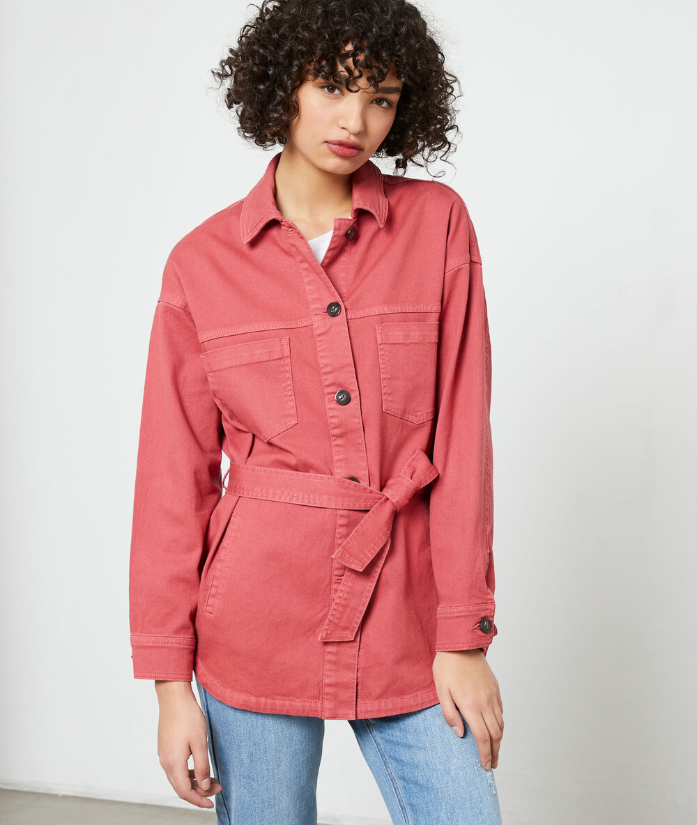 Blouson ceinturé framboise.