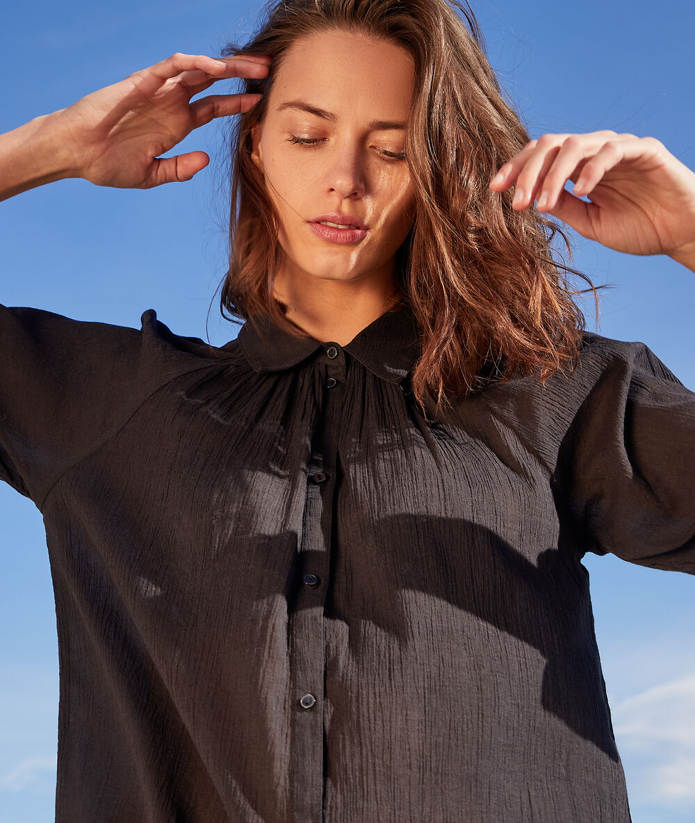 Chemise effet froissé noir.