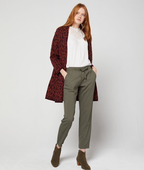 Gilet long à motifs léopard rouge.