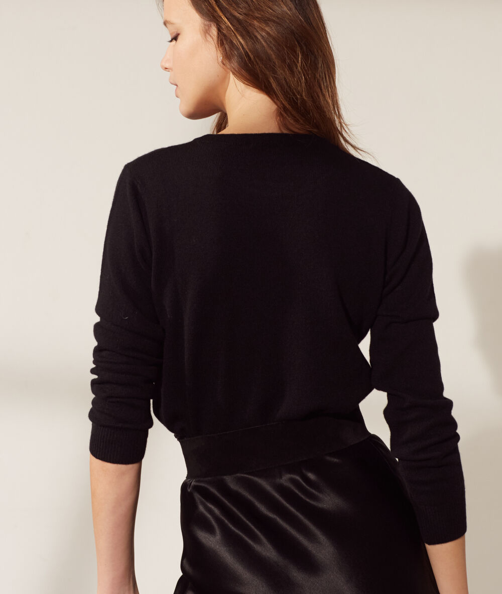 Pull col rond en cachemire noir.