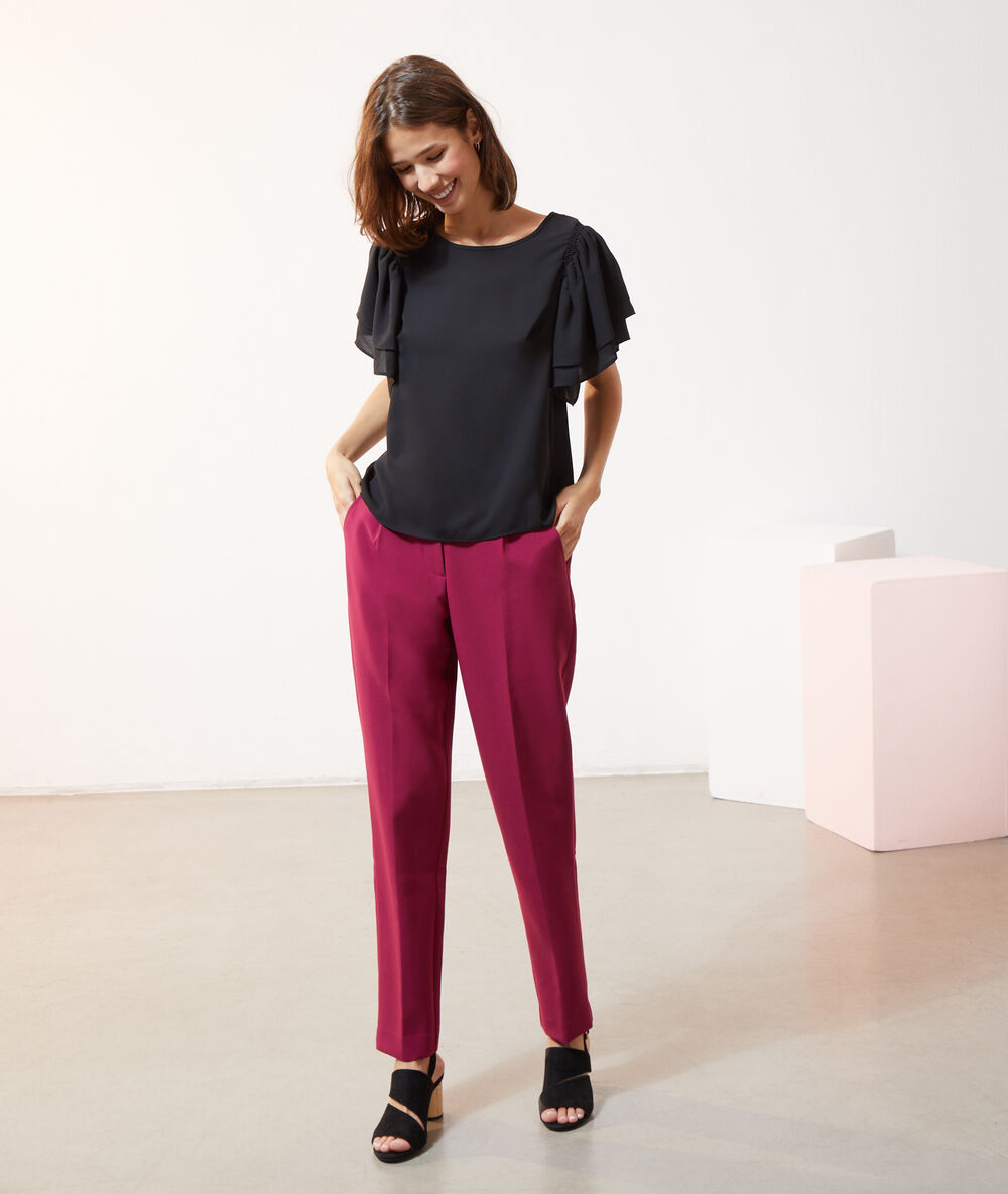 Blouse manches à volants noir.