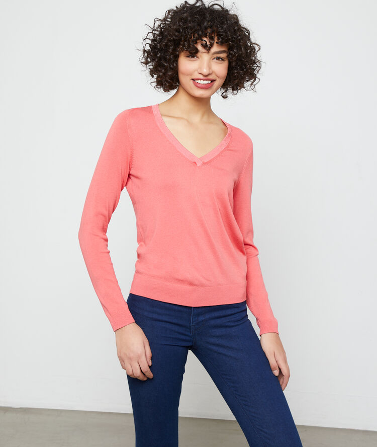 Pull col v en maille fine corail.