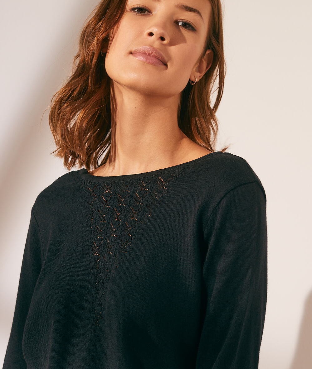 Pull avec dentelle dans le dos noir.