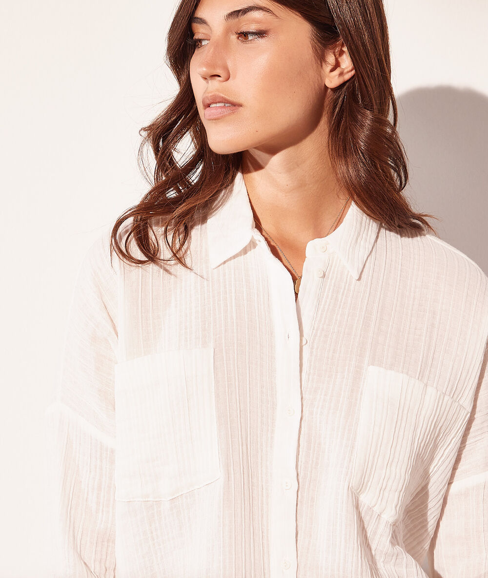 Chemisier en gaze de coton ecru.