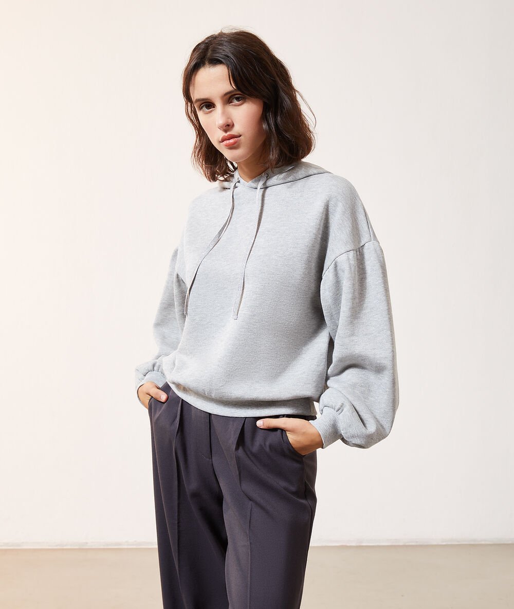 Sweat à capuche gris chine.