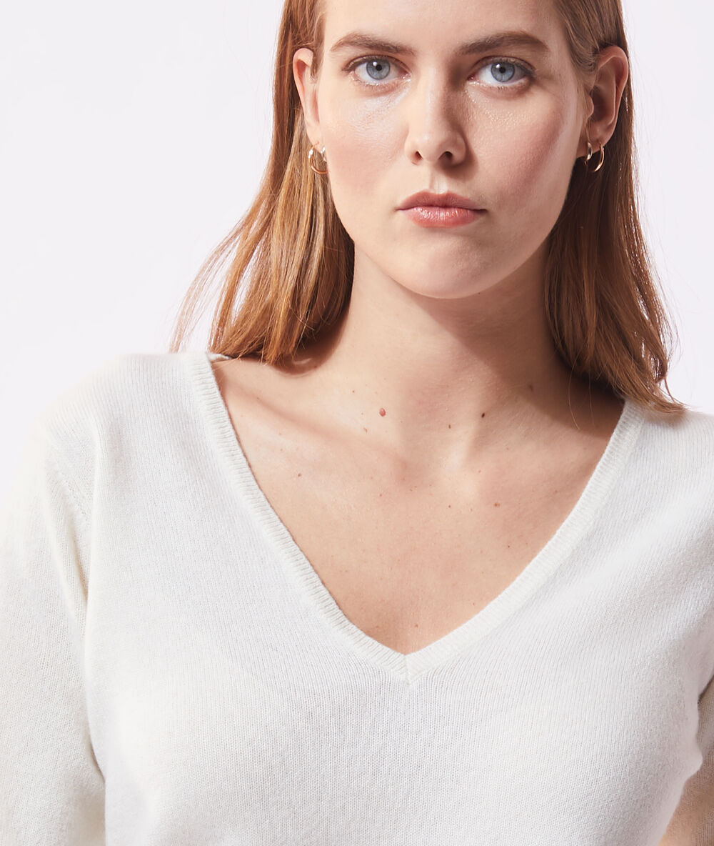 Pull col v en cachemire ecru.