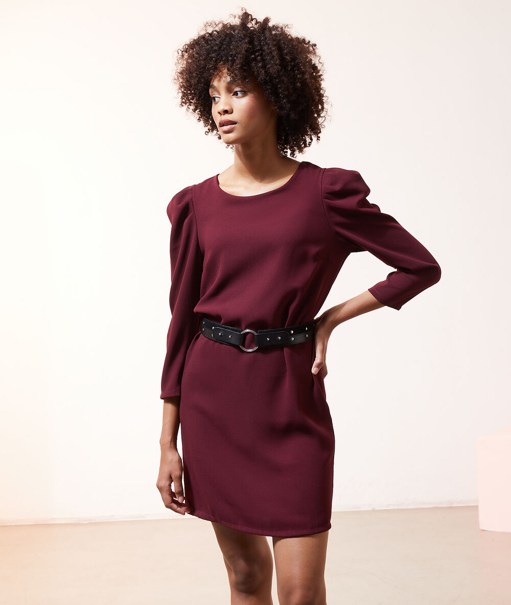 Robe droite manches ballons bordeaux.
