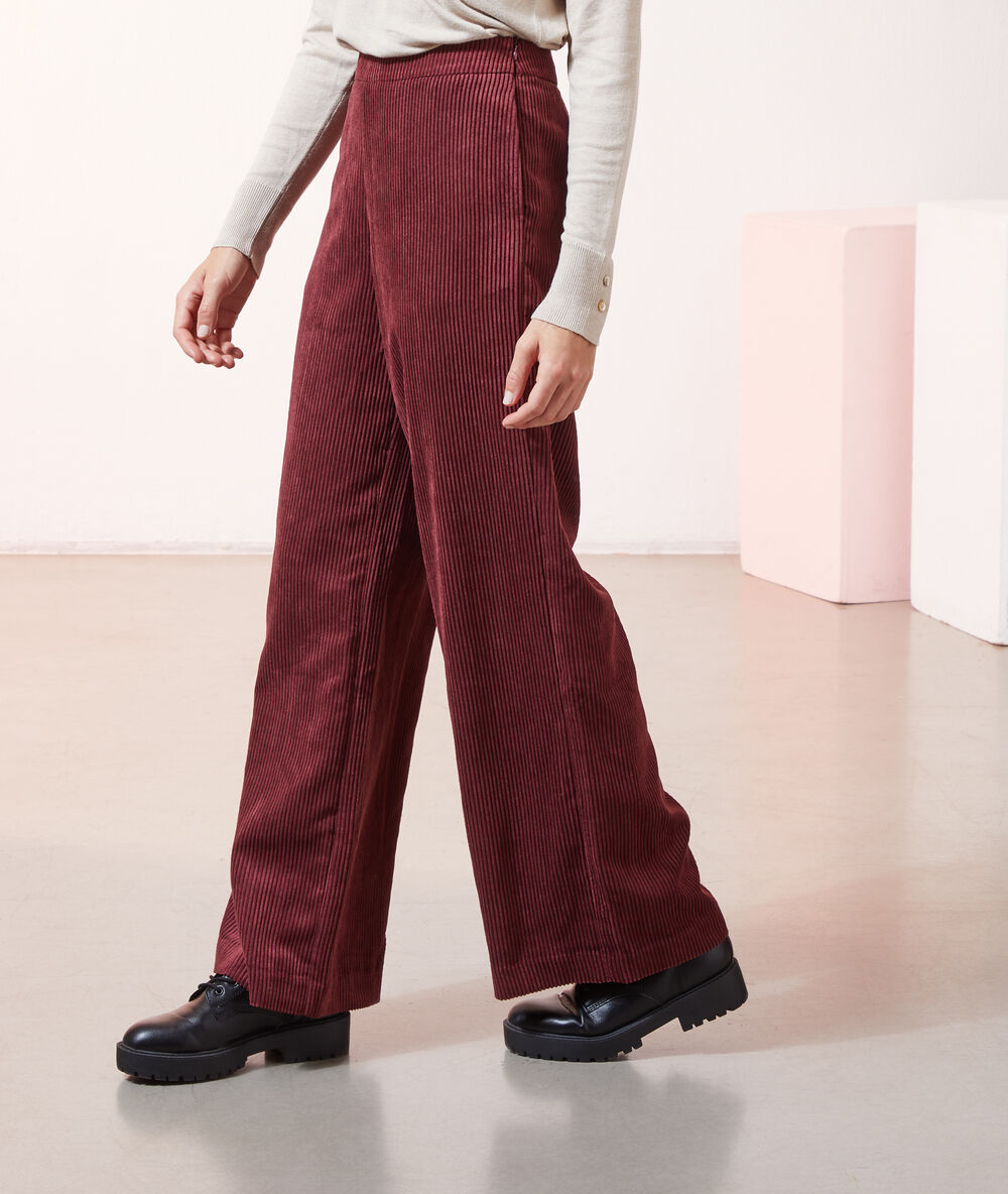 Pantalon large en velours côtelé bordeaux.