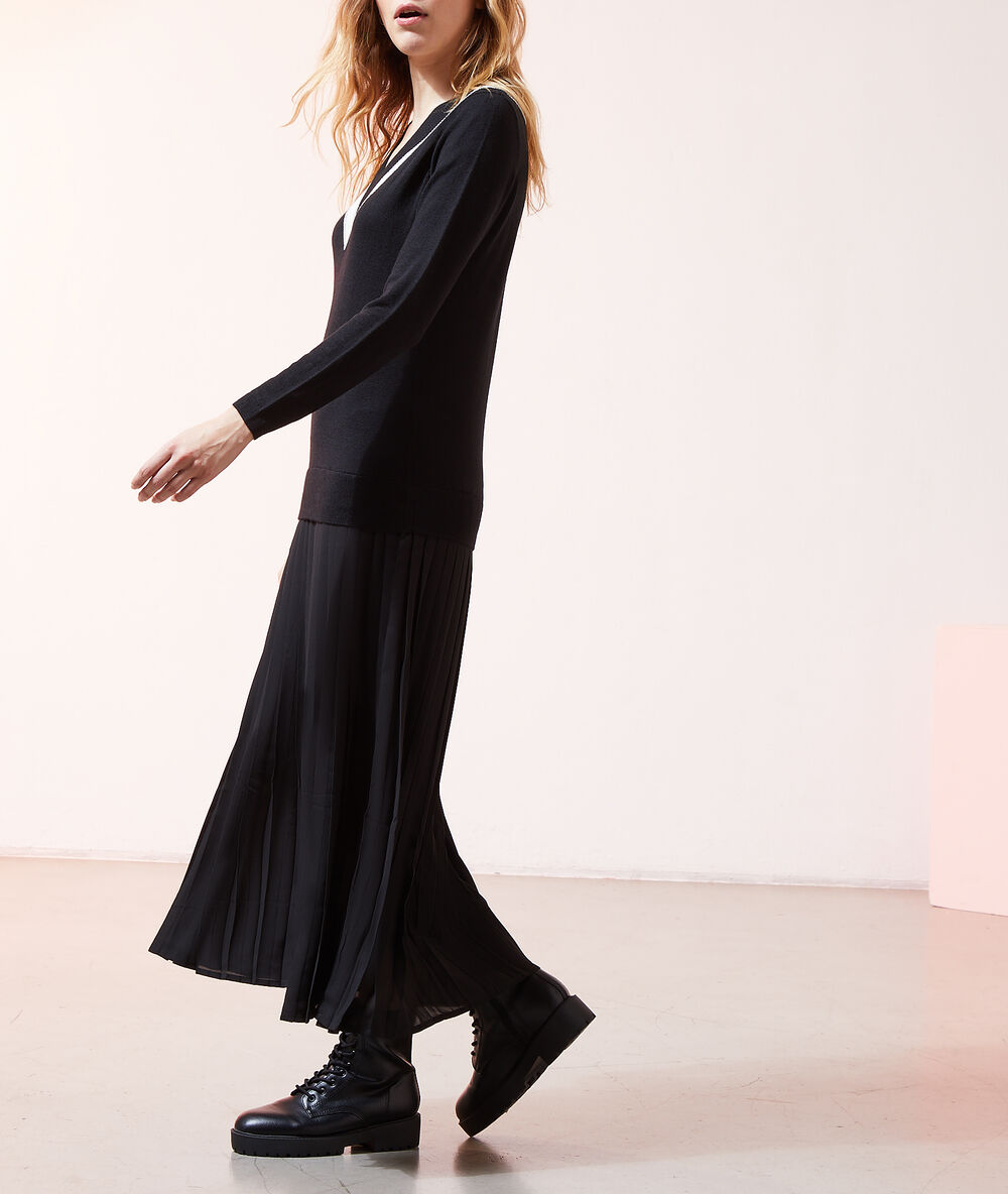 Robe col v en maille fine noir.