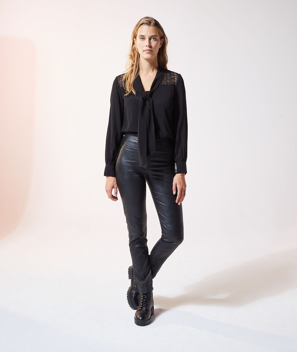 Blouse col lavallière noir.
