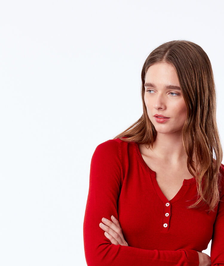 Pull maille fine à col boutonné rouge.