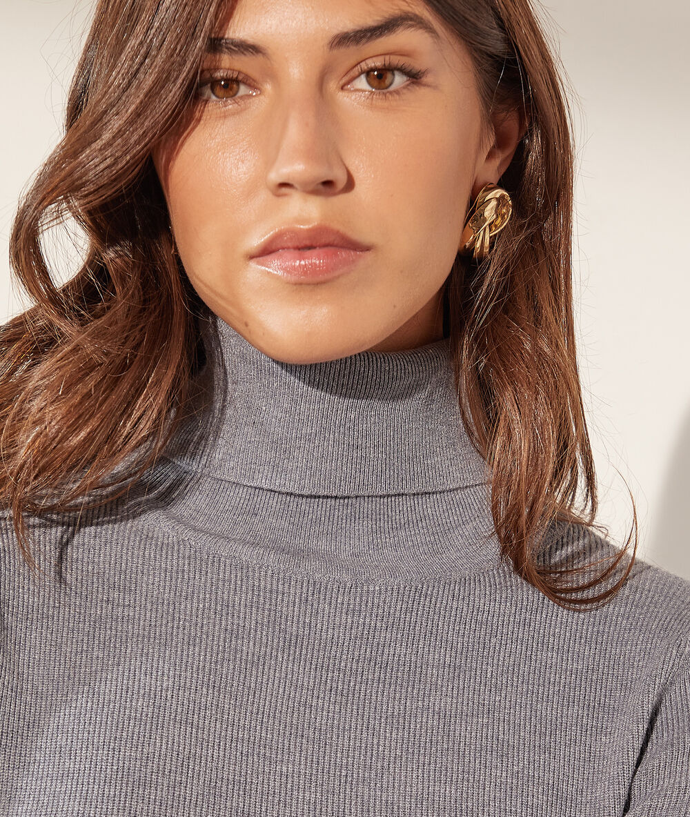 Robe col roulé en maille éco-responsable gris chine.