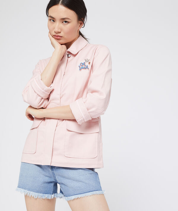 Parka courte à patch rose pale.