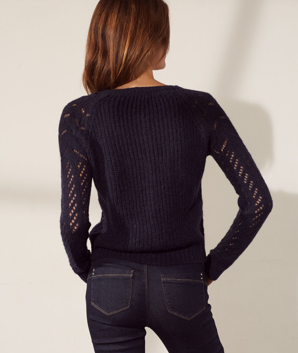 Gilet en maille ajourée bleu marine.