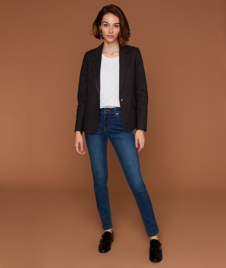 Veste de tailleur noir.