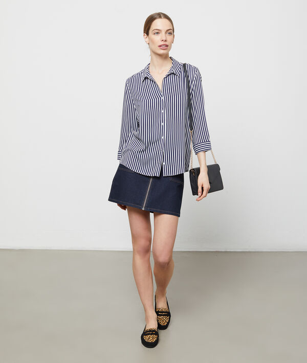 Chemise à rayures marine.
