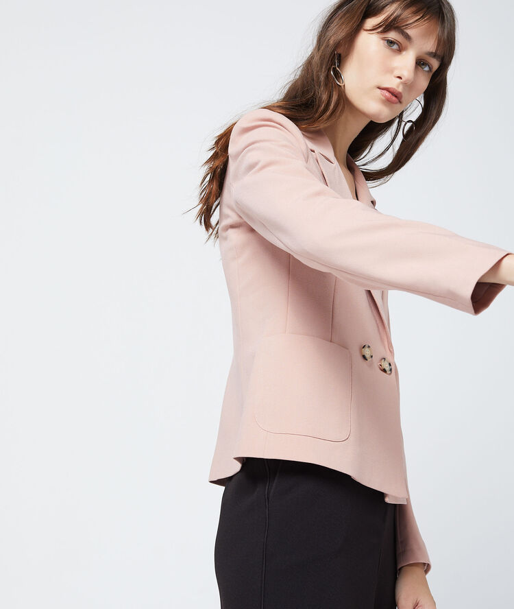 Veste de tailleur nude.