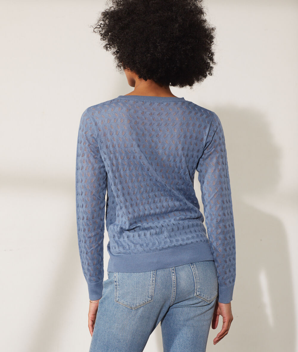Pull col rond bleu.