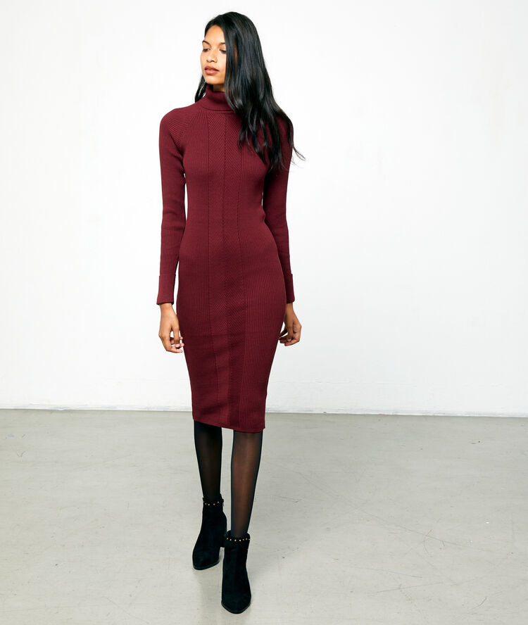 Robe pull à col roulé bordeaux.