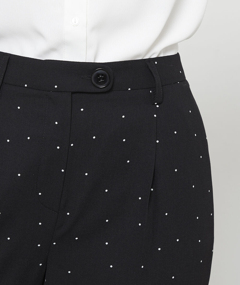 Pantalon carotte à pois noir.