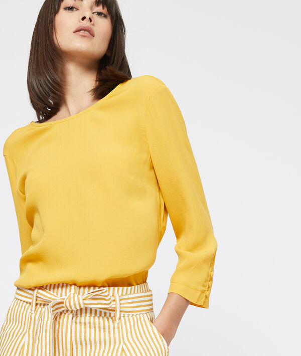 Blouse dos décolleté à volants curry.